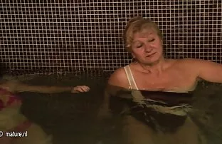 Une française porno français en streaming aux cheveux de corbeau entre pour un contrôle